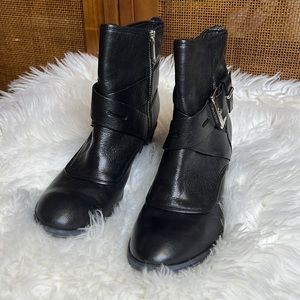 🔹 Donald J. Pliner Diem Moto Boot